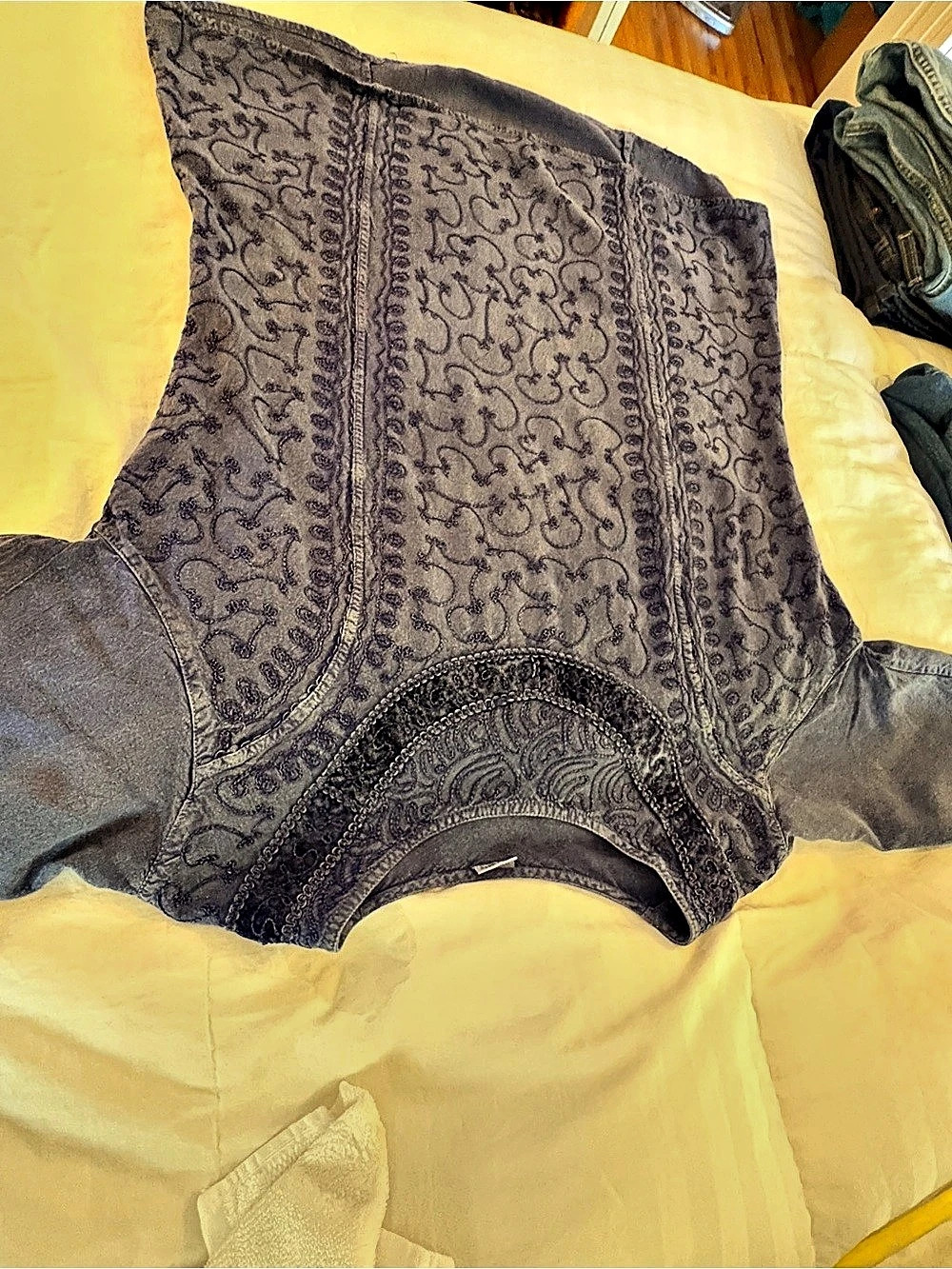 Paisley Short Sleeve Top in Gray Like New
